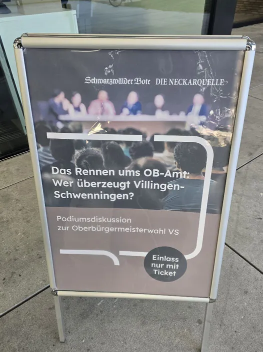 Nicolò Regina bei der Podiumsdiskussion des Schwarzwälder Boten und der Neckarquelle